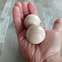 Deux boules de Qi Gong dans la main