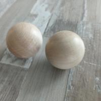 Deux boules de Qi Gong posées sur une table