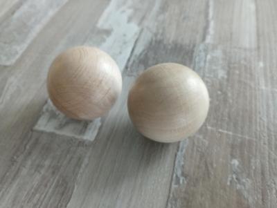 Deux boules de Qi Gong posées sur une table